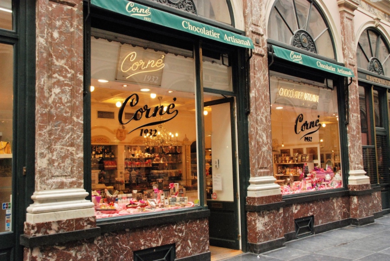 vitrine-GINASSERVIS-min_chocolate_chocolaterie_shop_luxury_chic_gallery_brussels_belgium-558146